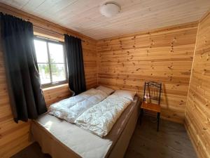 Rúm í herbergi á Cabin in beautiful surroundings at Harpefossen