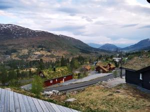 uma vista para uma aldeia com montanhas ao fundo em Cabin in beautiful surroundings at Harpefossen em Nordfjordeid