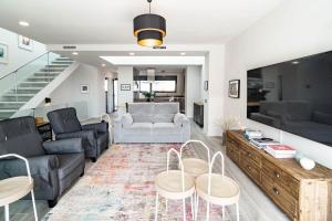 Posedenie v ubytovaní LMT46 - Modern Style Spacious Townhouse