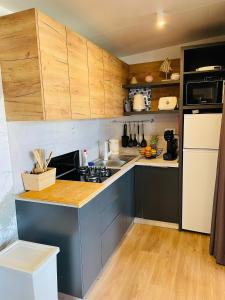 Iris Holiday Homes的厨房或小厨房