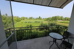 - Balcón con mesa y vistas al campo en Villa Goriza Prestige, en Ohrid