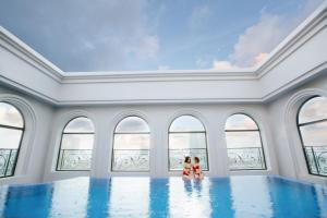 Bazén v ubytování Glamour Hotel Da Nang nebo v jeho okolí