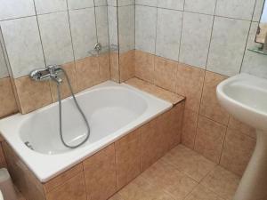 A bathroom at Villa Kalandra