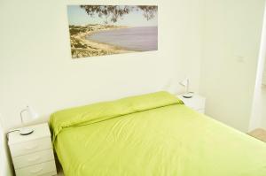 une chambre avec un lit et un tableau au mur dans l'établissement Appartamento BelMar, à Marina San Gregorio