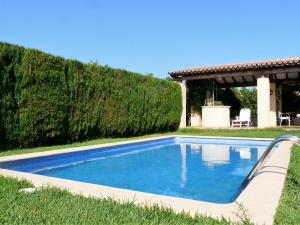 בריכת השחייה שנמצאת ב-Casa rural con encanto, 4 hab con 4 baños completos en suite, piscina y campo privado או באזור