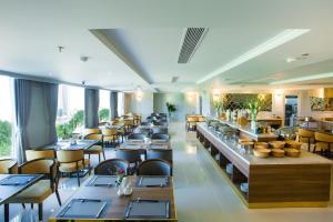 ห้องอาหารหรือที่รับประทานอาหารของ Glamour Hotel Da Nang
