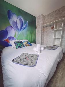 - une chambre avec un lit orné d'une peinture murale dans l'établissement Van Gogh gare By Carl-Emilie, à Épinal