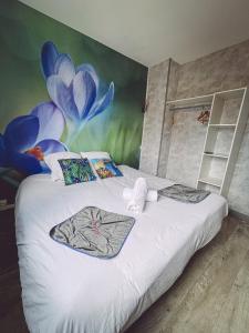 a bedroom with a bed with a painting on the wall at Van Gogh gare By Joyca Chambre privée in Épinal