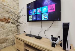 Televízia a/alebo spoločenská miestnosť v ubytovaní XY Suites - Design Apartments