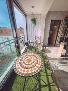 a patio with a table and chairs on a balcony at Van Gogh gare By Joyca Chambre privée in Épinal