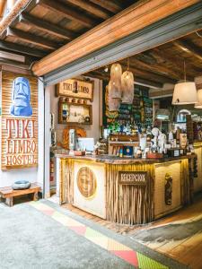 un restaurante con bar en una habitación en Tiki Limbo en Montañita