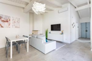 una sala de estar con un sofá y una mesa en Bianca - Marlù House -, en Cabras