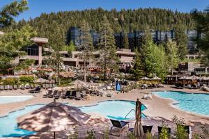 Resort at Squaw Creek's 521 & 523 부지 내 또는 인근 수영장 전경