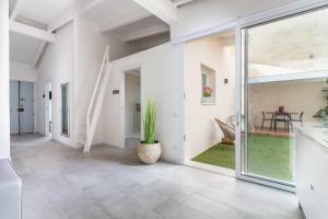 una sala de estar con una gran puerta corredera de cristal en Bianca - Marlù House -, en Cabras