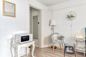 een woonkamer met een magnetron en een stoel bij Méditerranée Port Soleil in Gruissan