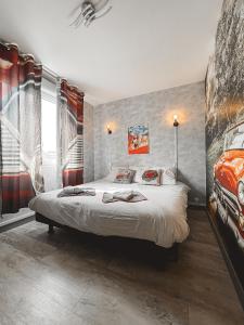 a bedroom with a large bed in a room at Bel'air Gare By Carl-Emilie 2 personnes in Épinal