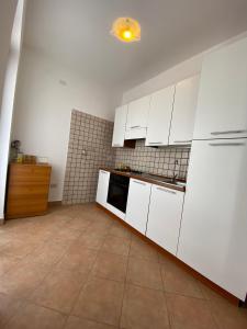 Køkken eller tekøkken på SunSea Apartments Pisciotta + 22 billeder