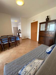 Et opholdsområde på SunSea Apartments Pisciotta