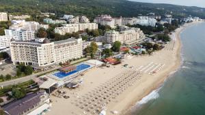 vistas aéreas a la playa y a los edificios en Europroperties Golden Line, en Golden Sands