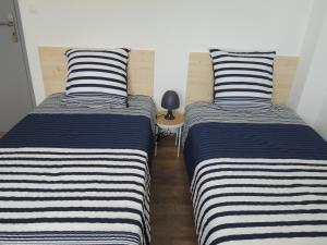 twee bedden naast elkaar in een kamer bij Gîte entre terre et baie in Pontorson