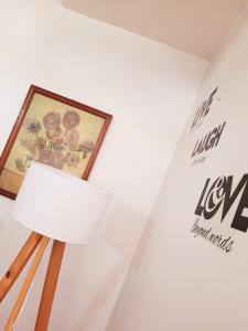 una lámpara en una habitación con una foto en la pared en Un espacio cálido ideal para desconectar. en Buenos Aires