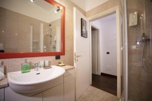 un bagno con un lavandino bianco e una doccia di Like Romeo Suites a Verona