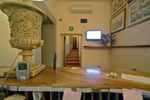 een grote vaas op een tafel in een kamer bij Hotel Panda in Rome