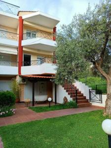 un gran edificio de apartamentos con una escalera en un patio en KALLITHEA Nastro Azzurro en Kallithea Halkidikis