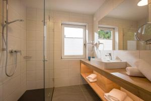 un bagno con lavandino e doccia di Post Appartements a Strass im Zillertal
