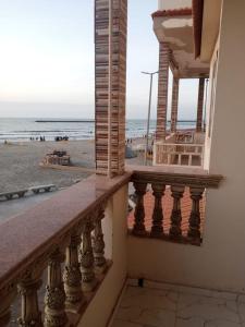 Villa 32 - Marouf Group في رأس البر: شرفة مطلة على الشاطئ