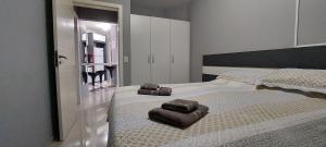 Un dormitorio con una cama grande con dos toallas encima. en Apartamento Guarapuvu, en Florianópolis 49 fotos más