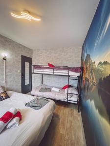 two bunk beds in a room with a mural at Harry Potter By Carl-Emilie 1 chambres 1 à 4 pers in Épinal