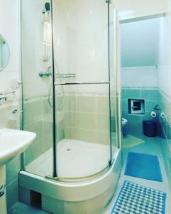 a bathroom with a shower and a toilet and a sink at Гостевой дом в пансионате Солнышко, городок VIP-2 in Chok-Tal