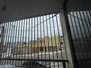 einen Blick auf eine Stadt aus einem Gefängnisfenster in der Unterkunft Edificio don Tomas 3D in Antofagasta