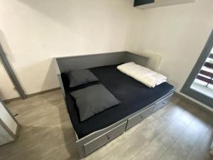 een bed in een kamer met een zwart matras bij T2 aux pieds des pistes de P2000 in Bolquere Pyrenees 2000