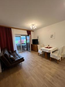 ein Wohnzimmer mit Tisch und Couch in der Unterkunft Ferienwohnungen Blazej am Turnersee in Sankt Primus am Turnersee