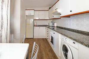 A kitchen or kitchenette at Apartamento Ezcurdia 22 Playa de San Lorenzo primera línea