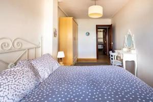 A bed or beds in a room at Apartamento Ezcurdia 22 Playa de San Lorenzo primera línea