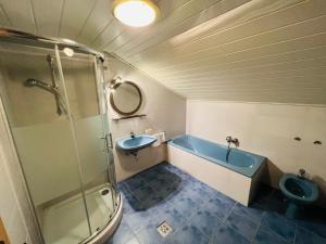 Et badeværelse på Ferienwohnungen Blazej am Turnersee
