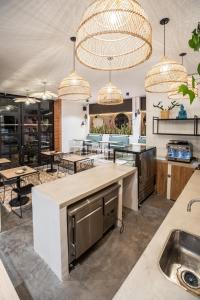 波哥大的住宿－精彩103號公寓，厨房配有桌椅和吊灯。