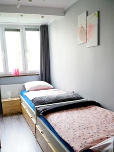 Un pat sau paturi într-o cameră la Wisienka