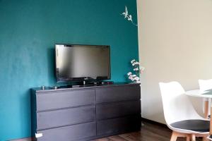 Televízia a/alebo spoločenská miestnosť v ubytovaní Wisienka
