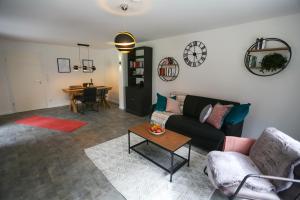 a living room with a couch and a table at Rieslingresidenz in Traben-Trarbach