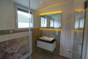 un bagno con lavandino e specchio di Rieslingresidenz a Traben-Trarbach Altre 184 foto