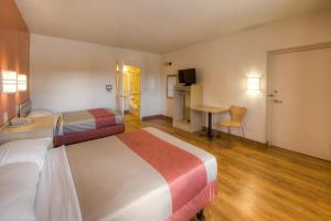 Postel nebo postele na pokoji v ubytování Motel 6-Niantic, CT - New London
