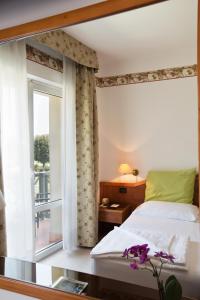 A bed or beds in a room at Hotel Campagnola