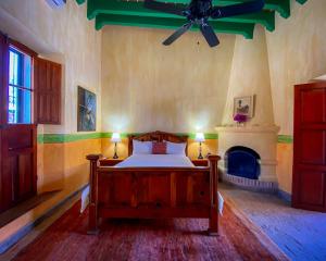 - une chambre avec un lit et une cheminée dans l'établissement Hotelito Álamos, à Álamos