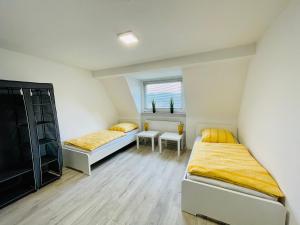 1 Schlafzimmer mit 2 Betten und einem Fenster in der Unterkunft FeWo with six Beds an six Guests in Hagen