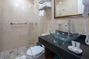 Koupelna v ubytování Hotel Rojas Inn