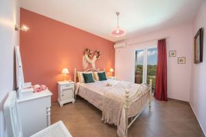 una camera da letto con un letto con una donna sul muro di superb villa with private pool peaceful location a Sami